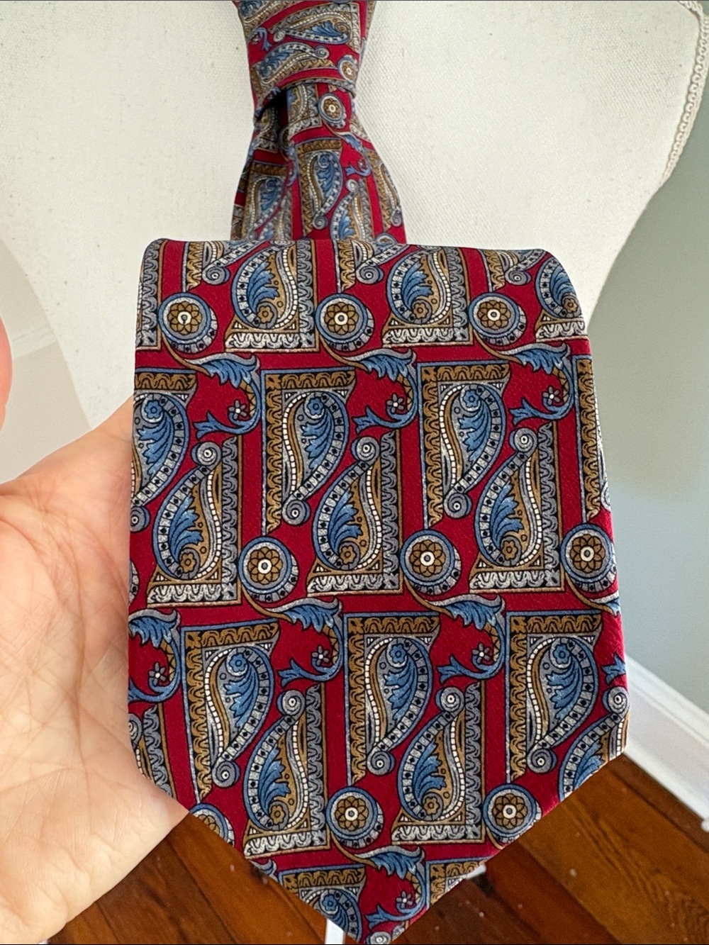 Metropolitan Museum of Art Paisley Red Blue Men's 100% Silk Tie